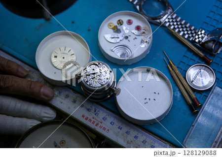 Repairing a wristwatch. Watch repair 128129088