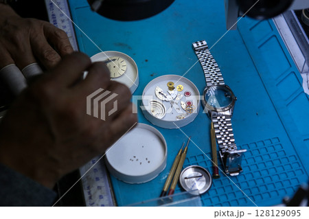 Repairing a wristwatch. Watch repair 128129095