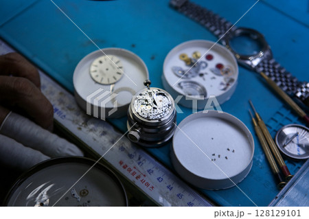Repairing a wristwatch. Watch repair 128129101