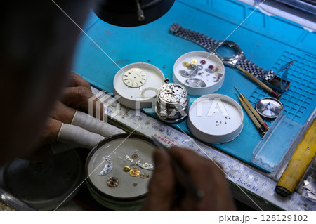 Repairing a wristwatch. Watch repair Repairing a wristwatch. Watch repair 128129102