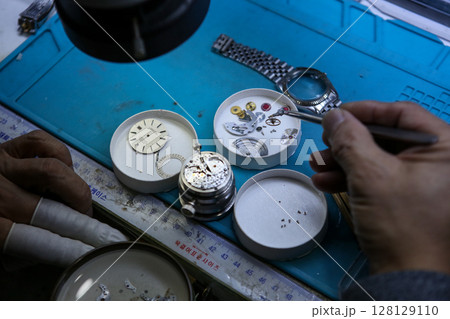 Repairing a wristwatch. Watch repair Repairing a wristwatch. Watch repair 128129110
