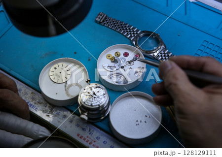Repairing a wristwatch. Watch repair 128129111