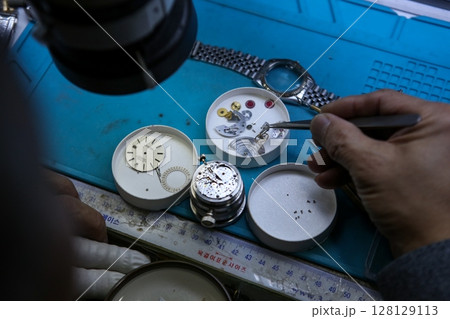 Repairing a wristwatch. Watch repair 128129113