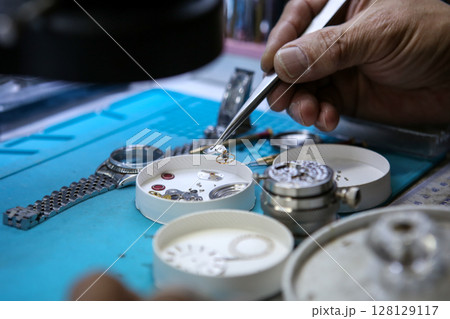 Repairing a wristwatch. Watch repair 128129117
