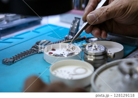 Repairing a wristwatch. Watch repair Repairing a wristwatch. Watch repair 128129118