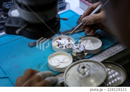 Repairing a wristwatch. Watch repair Repairing a wristwatch. Watch repair 128129121