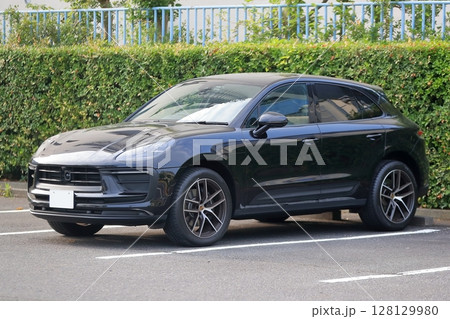ドイツ製のSUV車両 128129980