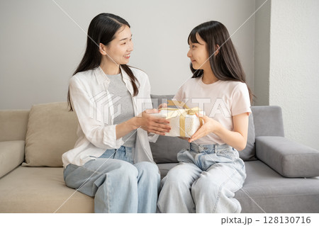 娘にプレゼントを渡す母 128130716