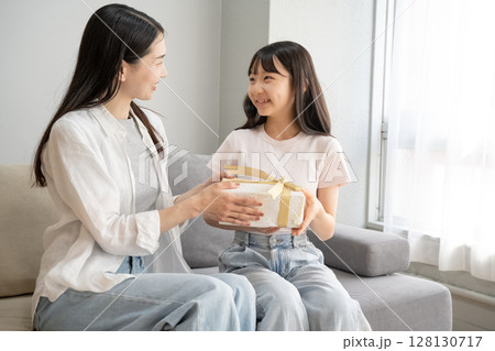 娘にプレゼントを渡す母 128130717