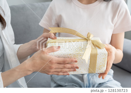 娘にプレゼントを渡す母 128130723