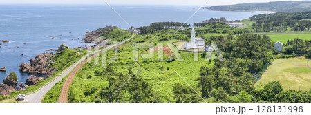 「青森県」八戸市の美しい種差海岸沿いを空撮 128131998