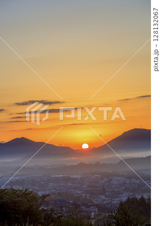 山里の冬の夜明けの景色 128132067