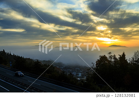 山里の冬の夜明けの景色 128132081