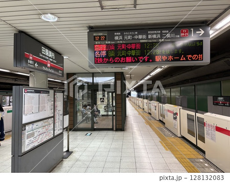 東急東横線田園調布駅ホーム 128132083