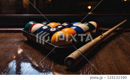 ビリヤードの開始前を捉えたブレイクショット直前の緊張感ある構図 128132390