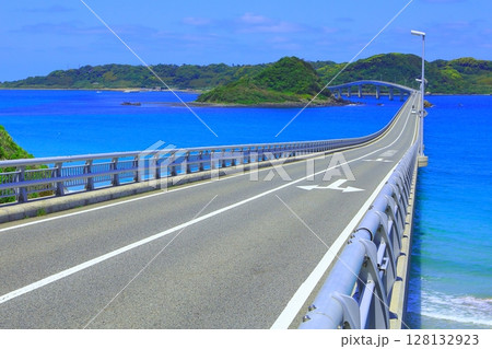 コバルトブルーの海と角島大橋(下関市) コバルトブルーの海と角島大橋(下関市) 128132923