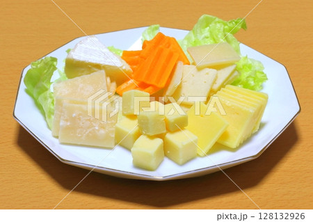 6種類の輸入チーズ（ゴーダ・ミモレット・チェダー他） 128132926