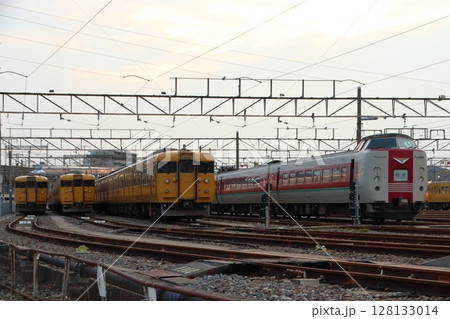 早朝の下関総合車両所岡山電車支所にて 早朝の下関総合車両所岡山電車支所にて 128133014