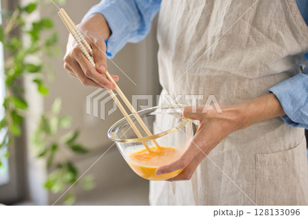 卵料理を作る若い男性の手元 卵料理を作る若い男性の手元 128133096