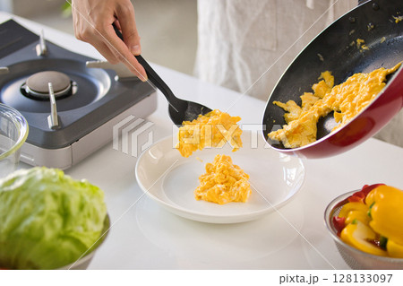 卵料理を作る若い男性の手元 卵料理を作る若い男性の手元 128133097