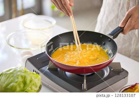 卵料理を作る若い男性の手元 卵料理を作る若い男性の手元 128133107