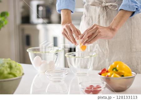 卵料理を作る若い男性の手元 128133113