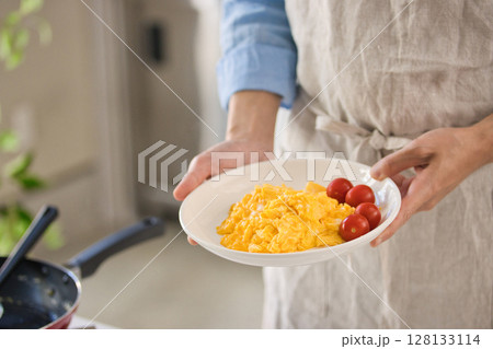 卵料理を作る若い男性の手元 128133114