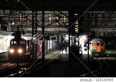 夜の倉敷駅に停車する水島臨海鉄道発の貨物列車（DD200形牽引） 128133404