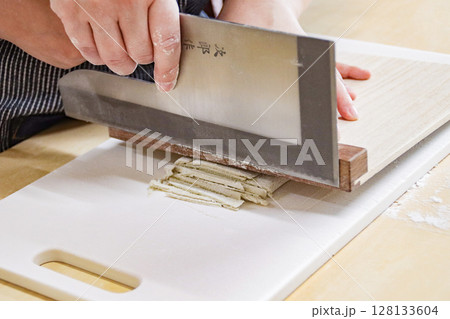 蕎麦を切る親子の手(子供:7歳児/男の子) 蕎麦を切る親子の手(子供:7歳児/男の子) 128133604