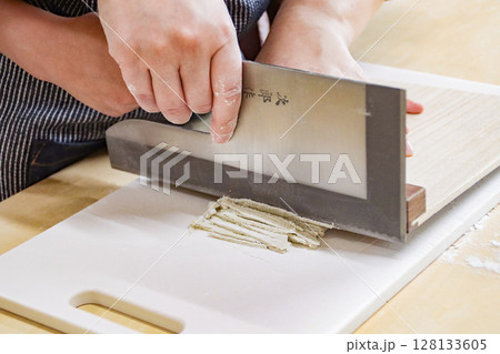蕎麦を切る親子の手（子供:7歳児／男の子） 128133605