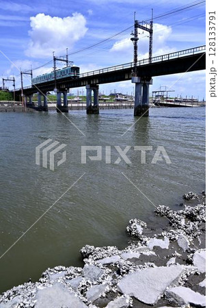 鉄橋を渡る電車 鉄橋を渡る電車 128133791