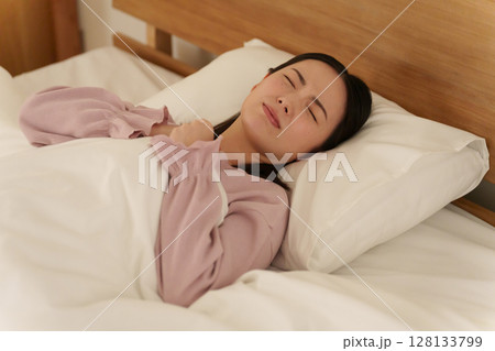 夜ベッドで寝苦しい女性 夜ベッドで寝苦しい女性 128133799