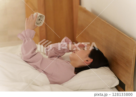 不眠の女性 128133800