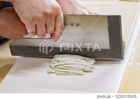 蕎麦を切る親子の手(子供:7歳児/男の子) 蕎麦を切る親子の手(子供:7歳児/男の子) 128133929