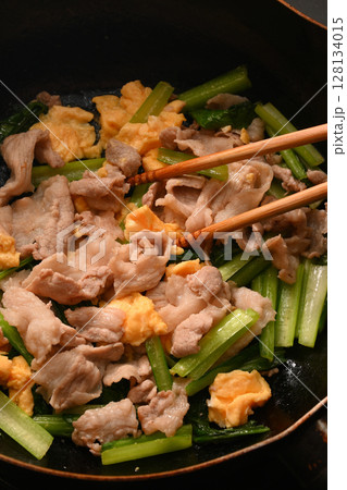 豚肉と小松菜の中華風卵炒め 128134015