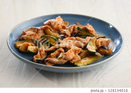 豚肉と茄子と胡瓜のピリ辛味噌炒め 128134018