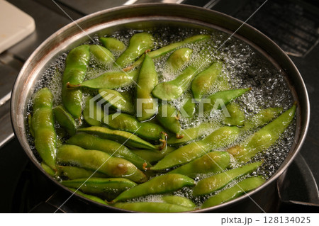 枝豆を茹でている様子 128134025