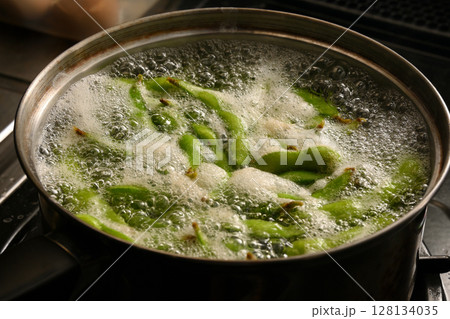 枝豆を茹でている様子 枝豆を茹でている様子 128134035