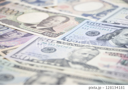 ドル 日本円 128134181