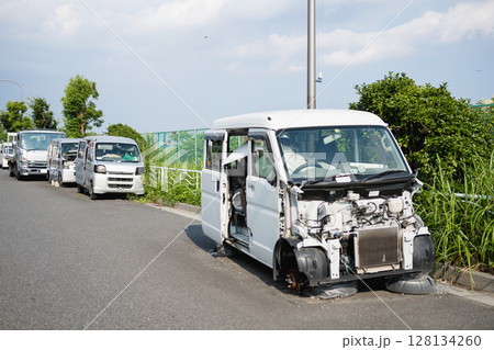 路上に放置された不動車 128134260