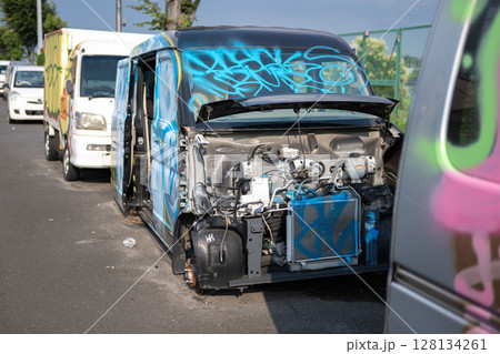 路上に放置された不動車 128134261