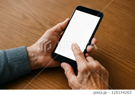 スマートフォンを操作する高齢者の手元＿ブランクスクリーン 128134263