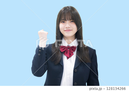 塾や予備校などの大学受験イメージ女子高生　ガッツポーズ　水色背景 128134266