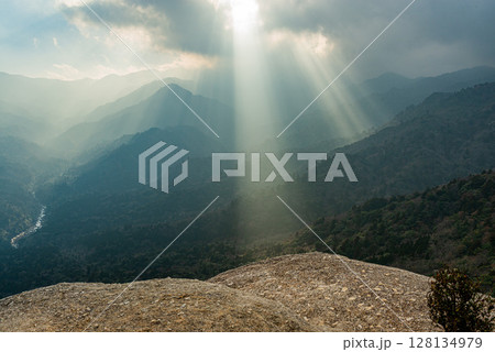 光芒　太鼓岩　洋上アルプス屋久島(冬 128134979