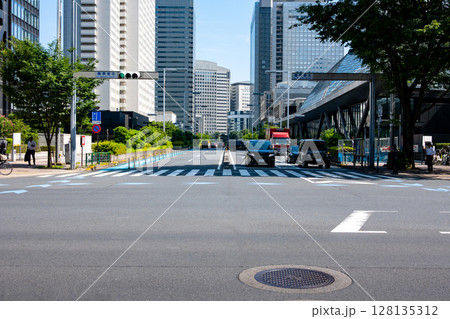 新宿副都心 夏の陽射しと交差点 2025.06　a-1 128135312