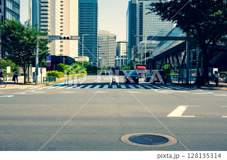 新宿副都心 夏の陽射しと交差点 2025.06 a-3 暖色寒色強調 新宿副都心 夏の陽射しと交差点 2025.06 a-3 暖色寒色強調 128135314