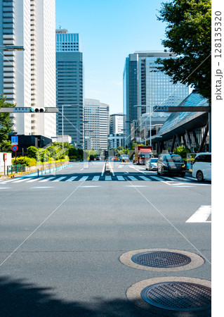 新宿副都心 夏の陽射しと交差点 2025.06　b-4 ライトカラー 128135320