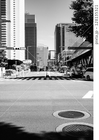 新宿副都心 夏の陽射しと交差点 2025.06　b-5 モノクロ 128135321