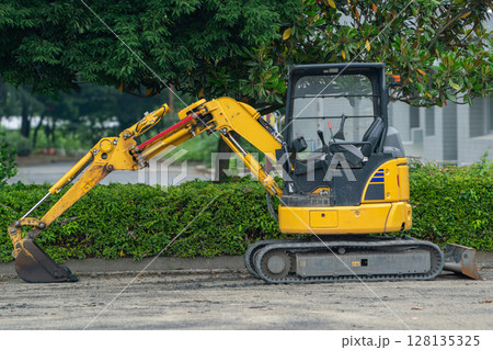 公園に待機するショベルカー 公園に待機するショベルカー 128135325