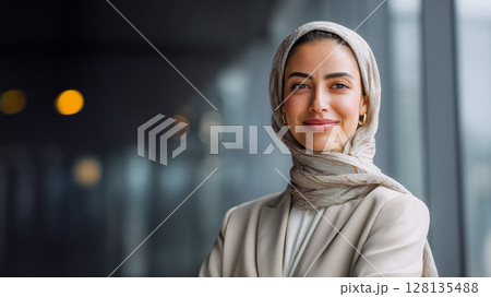 落ち着いて自信に満ちたヒジャブ姿のムスリム女性リーダーのポートレート 落ち着いて自信に満ちたヒジャブ姿のムスリム女性リーダーのポートレート 128135488